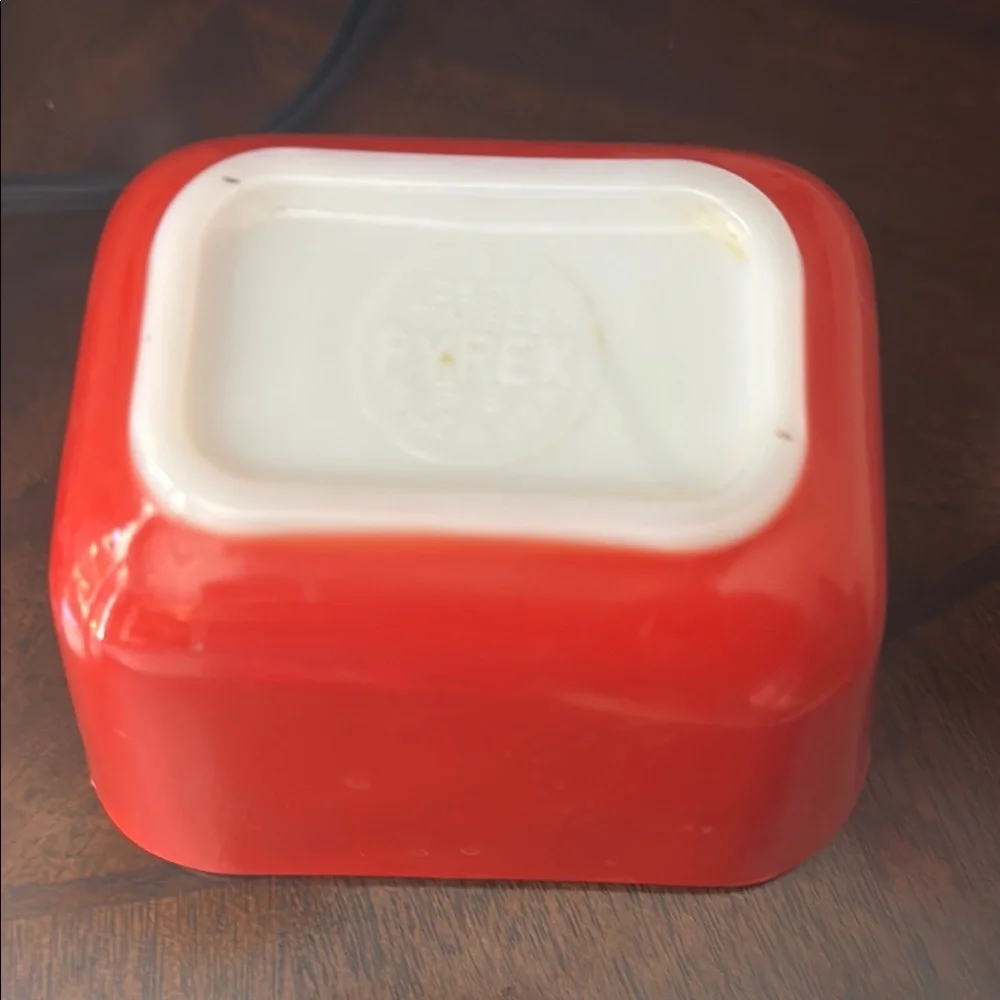 Red Pyrex 501 small baking dish - Picture 4 of 5